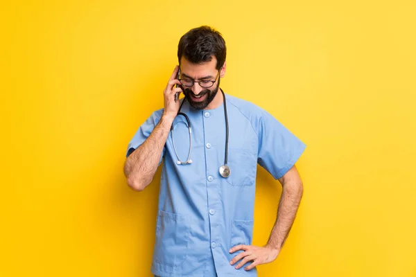 Kirurgen Läkare Man Hålla Konversation Med Mobiltelefonen — Stockfoto