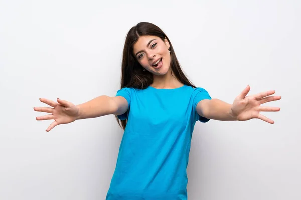 Menina Adolescente Com Camisa Azul Apresentando Convidando Para Vir Com — Fotografia de Stock