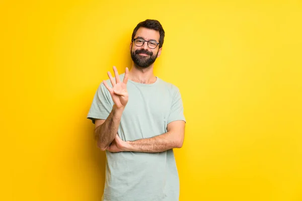 Man Met Baard Groen Shirt Gelukkig Tellen Vier Met Vingers — Stockfoto