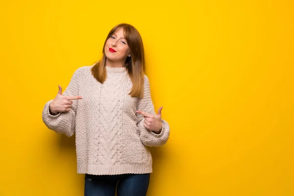 Roodharige Vrouw Gele Muur Trots Zelfingenomen — Stockfoto