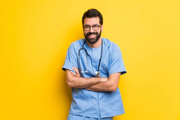 Człowiek Lekarz Chirurg Utrzymując Ramiona Skrzyżowanymi Jednocześnie Uśmiechając Się — Zdjęcie stockowe