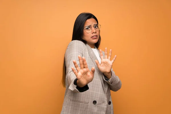 Giovane Ragazza Colombiana Oltre Parete Marrone Nervoso Stretching Mani Fronte — Foto Stock