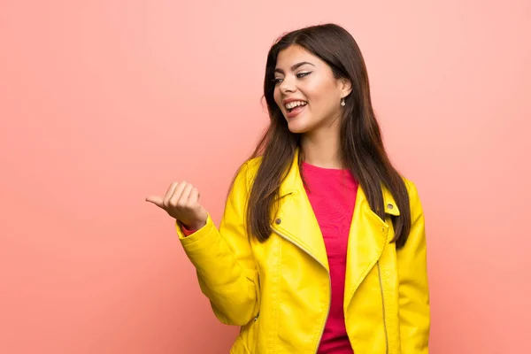 Teenager Mädchen Über Rosa Wand Zeigt Auf Die Seite Ein — Stockfoto