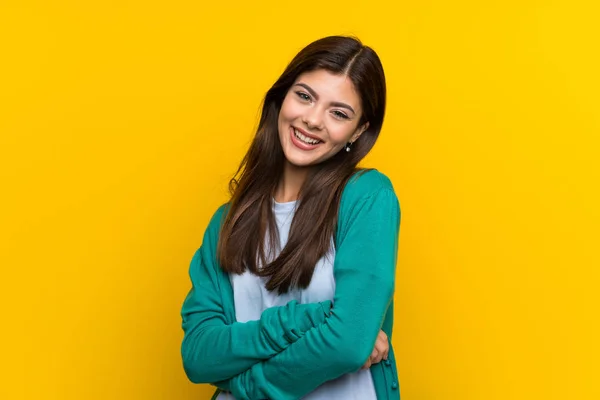 Tinédzser Lány Több Mint Sárga Fal Nevetve — Stock Fotó