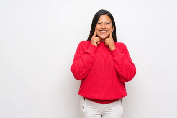 Jovem Colombiana Com Camisola Vermelha Sorrindo Com Uma Expressão Feliz — Fotografia de Stock