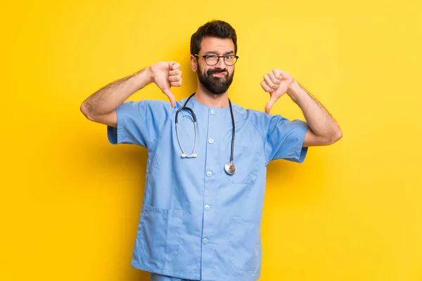 Kirurgen Läkare Man Visar Tummen Ner Med Båda Händerna — Stockfoto