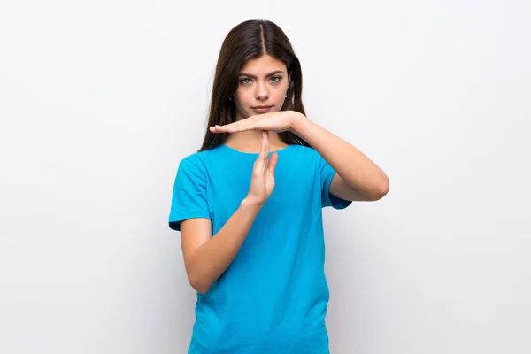 時間をジェスチャーを作る青いシャツとティーンエイ ジャーの女の子 — ストック写真