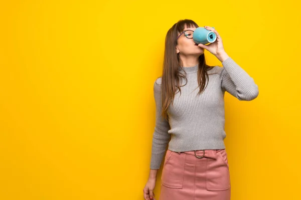 Žena Brýlemi Nad Žluté Zdi Drží Horký Šálek Kávy — Stock fotografie