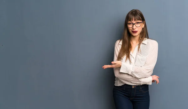 Frau Mit Brille Über Blauer Wand Präsentiert Eine Idee Während — Stockfoto