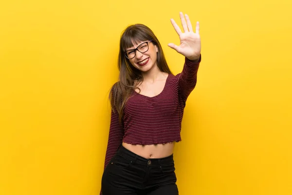 Vrouw Met Bril Gele Muur Tellen Vijf Met Vingers — Stockfoto