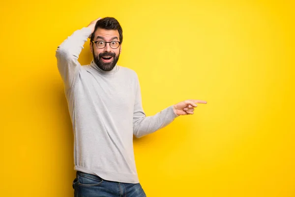Man Beard Turtleneck Pointing Finger Side Presenting Product — Stock Photo, Image