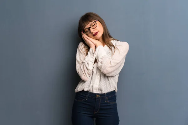 Frau Mit Brille Über Blauer Wand Macht Schlafende Geste — Stockfoto