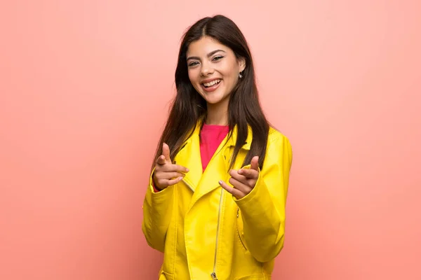 Ragazza Adolescente Sopra Muro Rosa Che Punta Verso Davanti Sorridente — Foto Stock