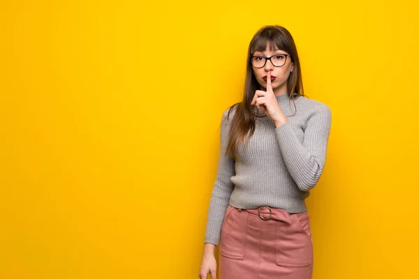 Kobieta Okularach Żółty Ścianę Wyświetlono Oznaką Gest Ciszy Kładąc Palec — Zdjęcie stockowe
