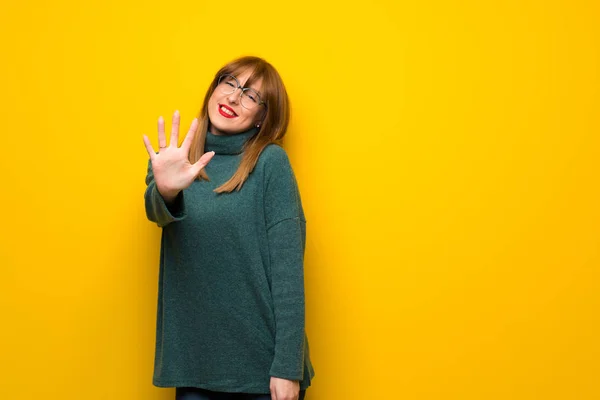 Vrouw Met Bril Gele Muur Tellen Vijf Met Vingers — Stockfoto