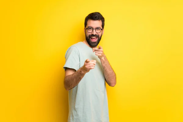 Man Met Baard Groen Shirt Wijzend Naar Voorkant Glimlachend — Stockfoto