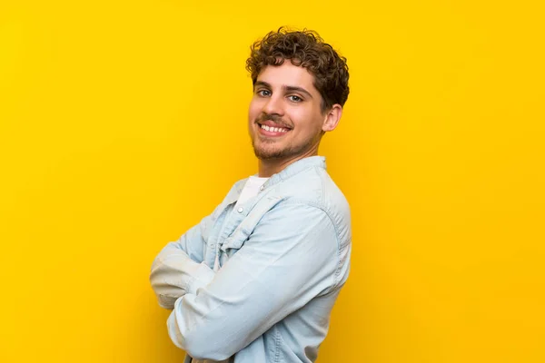 Homem Loiro Sobre Isolado Parede Amarela Rindo — Fotografia de Stock