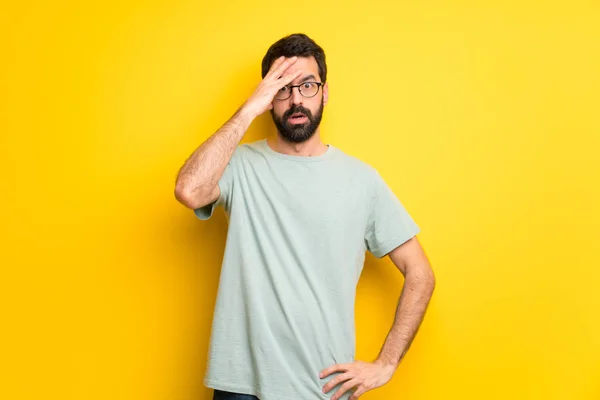 Homem Com Barba Camisa Verde Com Expressão Facial Surpresa Chocada — Fotografia de Stock