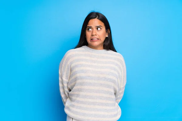 Jovem Colombiana Com Suéter Está Pouco Nervosa Assustada Pressionando Dentes — Fotografia de Stock