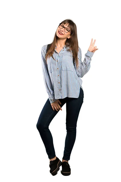 Largura Completa Mujer Con Gafas Sonriendo Mostrando Signo Victoria —  Fotos de Stock