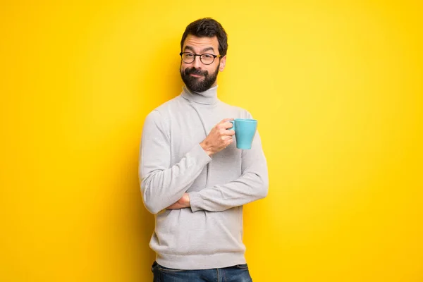 Mann Mit Bart Und Rollkragen Hält Eine Heiße Tasse Kaffee — Stockfoto