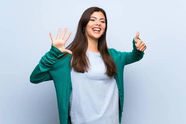 Teenager Mädchen Über Blaue Wand Die Mit Fingern Sechs Zählt — Stockfoto