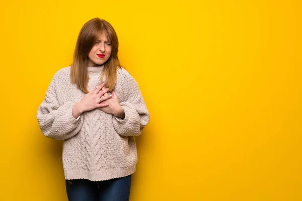 Mulher Ruiva Sobre Parede Amarela Que Tem Uma Dor Coração — Fotografia de Stock