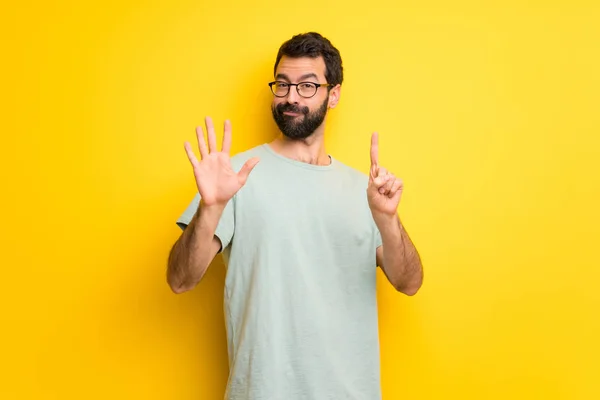 Man Met Baard Groen Shirt Tellen Zes Met Vingers — Stockfoto