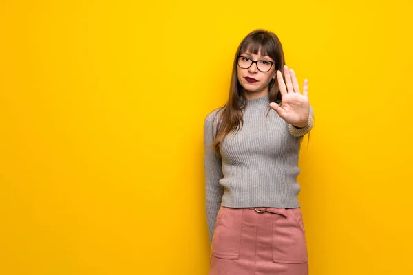 Žena Brýlemi Přes Žlutou Zeď Stop Gesto Odmítá Situaci Která — Stock fotografie