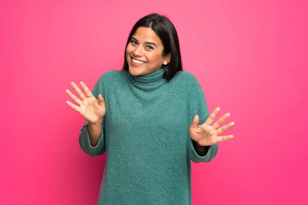 Jovem Colombiana Com Camisola Verde Sorrindo — Fotografia de Stock