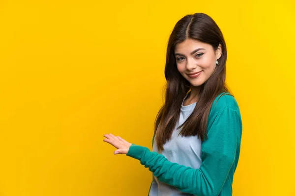 Tiener Meisje Gele Muur Uitbreiding Van Handen Aan Zijkant Voor — Stockfoto