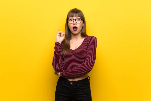 Mujer Con Gafas Sobre Pared Amarilla Pensando Una Idea Apuntando —  Fotos de Stock