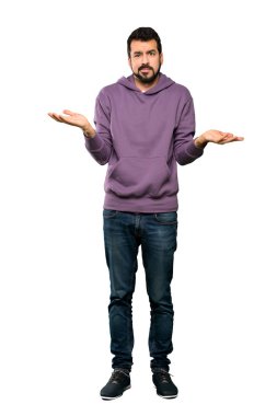 Kazak için mutsuz olan yakışıklı adam tam uzunlukta kadeh bir şey izole beyaz arka plan üzerinde anlamıyor