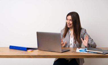 Bir office gülümseyen iş kadını