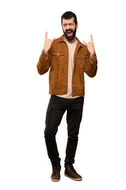 Rock jest yapma sakallı yakışıklı adam beyaz arka plan izole