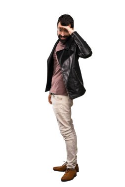 Bir şey izole beyaz arka plan üzerinde bakmak için yakışıklı adam sakal uzakta el ile seyir ile