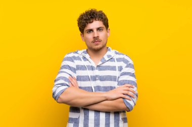 Sarışın adam sarı duvar kızgın