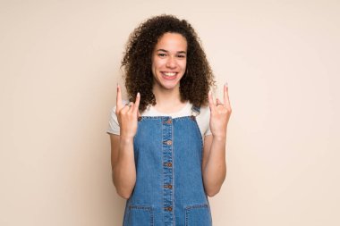 Dominik kadın rock jest yapma tulum ile