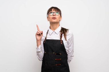 Önlük işaret ile genç kadın yukarı ve sürpriz