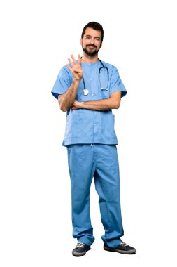 Bir cerrah doktor tam uzunlukta atış mutlu ve sayım dört parmak ile izole beyaz arka plan üzerinde dostum.