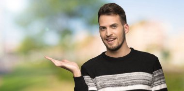 Yakışıklı adam boşaltmak hayali avuç içinde tutan açık havada bir reklam eklemek için