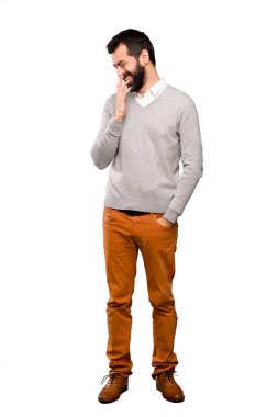 Çok izole beyaz arka plan üzerinde gülümseyen yakışıklı adam