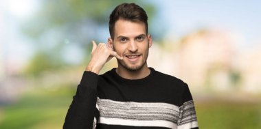 Yakışıklı adam telefon jest yapma. Bana açık havada arka işareti de