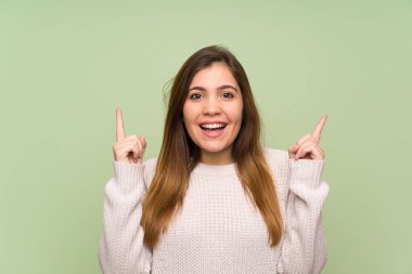 Harika bir fikir işaret parmağı ile işaret beyaz kazaklı genç kız