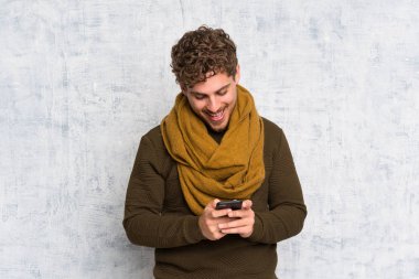 Mobil ileti gönderme grunge duvarın üzerinden sarışın adam