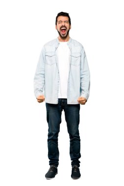 İzole beyaz arka plan üzerinde tam uzunlukta geniş ağız ile ön bağırarak sakallı yakışıklı adam resmini açın