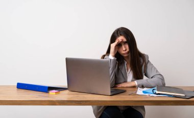 İş kadını uzak yardım arıyorsunuz bir ofiste bir şey bakmak için