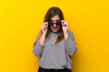 Sarı duvar gözlüklü ve sürpriz genç kız