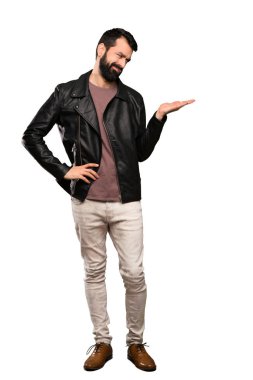 Şüphe ile boşaltmak izole beyaz arka plan üzerinde tutarak sakallı yakışıklı adam