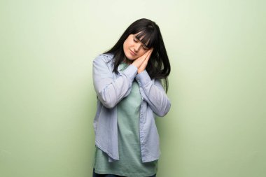 Yeşil duvar yapım uyku hareketle dorable ifade genç kadın